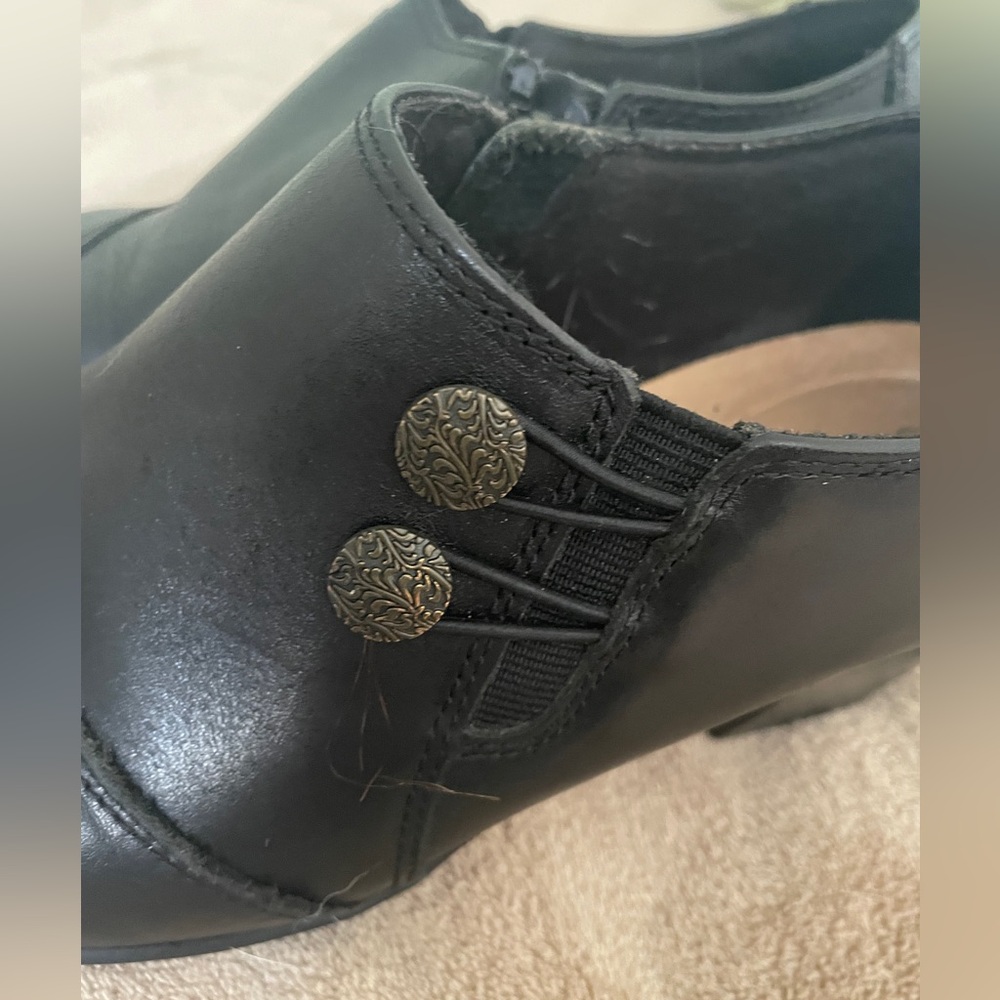 🌻5/$16🌻Clarks shoes - Picture 2 of 6